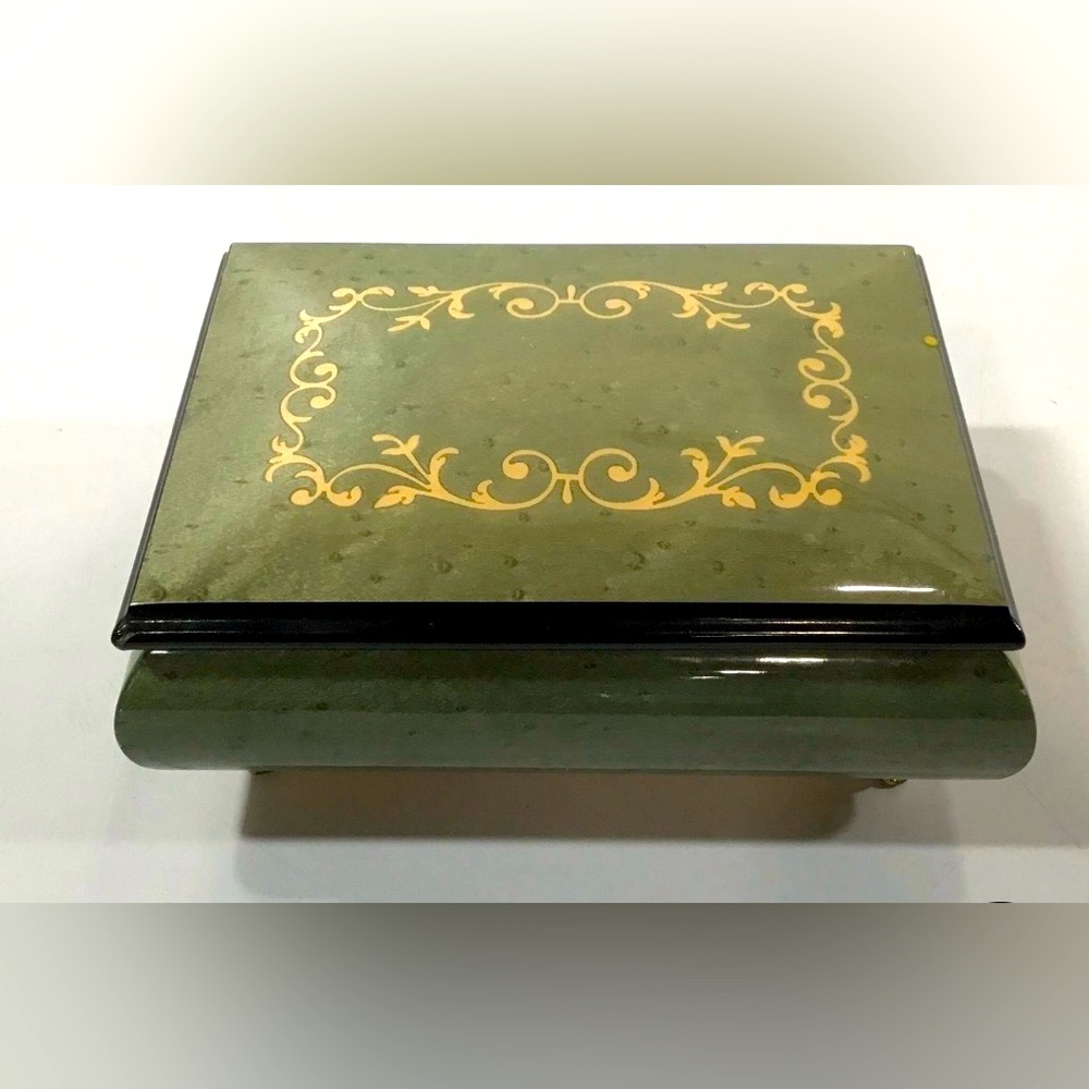 vintage San Fransico Music Box Company created by Gigilio Asia . Jewlery Box